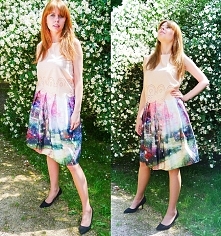 Stylowa, rozkloszowana spódnica wykonana z miękkiego materiału z kwiatowym wzorem z baśni Zaczarowany Ogród.Gustowna spódnica, z boku zapinana na suwak. Idealna do pracy lub na ...