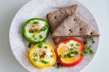 Kolorowe jajka sadzone.

jajka
sól pieprz
pieczywo pełnoziarniste

Mega szybkie śniadanko z dwóch składników. Paprykę kroimy w plastry, układamy na patelni i wbijamy do środka j...