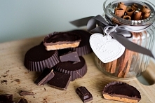 Kultowe Reese’s w zdrowszej wersji.

Składniki:

czekolada gorzka
masło orzechowe

Czekoladę zawsze rozpuszczam w kąpieli wodnej lub misce z wrzątkiem, aby jej nie przypalić (za...