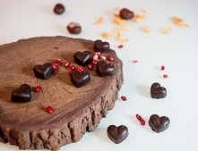 Nadziewane praliny.

Potrzebna będzie nam silikonowa forma na pralinki oraz mały pędzelek do jej wysmarowania.

Składniki:

dobra jakościowo gorzka czekolada
wiórki kokosowe
ole...