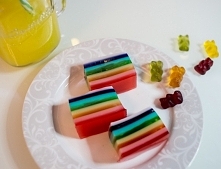 Kolorowe galaretki z użyciem agar-agar.

Galaretka – idealny deser o każdej porze dnia. Zaspokaja ochotę na słodkie, jest bardzo mało kaloryczny, a możliwości jego wykonania jes...