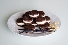 Zdrowe fit OREO. Warstwa czekoladowa: 170 g daktyli 90 g płatków owsianych 20 g kakao Nadzienie: 70 g orzechów nerkowca lub płatków migdałowych 35 g miodu 10 g oleju kokosowego ...