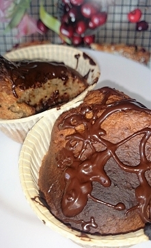 Bananowe muffiny!!
Składniki:

4 łyżki oleju kokosowego
0,5 szklanki cukru brązowego
2 jajka
2 dojrzałe banany, zmiksowane na puree (lub rozgniecione widelcem)
1 szklanka jogurt...