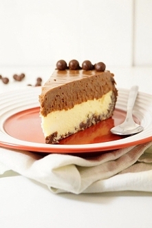 Sernik z musem czekoladowym

Spód:
1,5 szklanki mąki
3/4 szklanki kakao
1/4 łyżeczki sody
1/4 łyżeczki soli
100g masła
1/3 szklanki brązowego cukru
1/3 szklanki białego cukru
50...