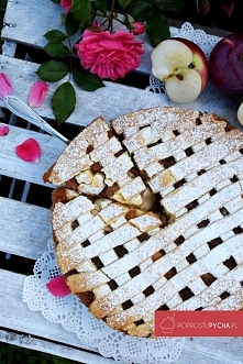 Szarlotka wręcz idealna! :P Kruche ciasto, pyszna jabłkowa masa pachnąca cynamonem! :P