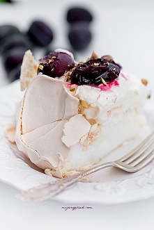 PAVLOVA Z PIECZONYMI ŚLIWKAMI I PISTACJAMI