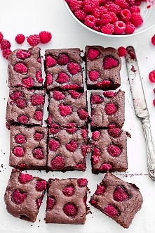 MIGDAŁOWE BROWNIE Z MALINAMI