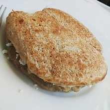 Dzisiaj na śniadanie przed egzaminem pyszny placek owsiano - żytnio - kokosowy z twarożkiem <3 467 kcal całość, same dwa placki mają 407 :) 4 łyżki płatków owsianych, łyżka o...