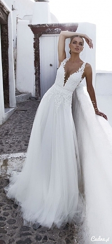 Suknia z głębokim dekoltem