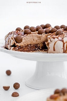 PAVLOVA PODWÓJNIE CZEKOLADOWA Z NUTELLĄ I MALTESERAMI