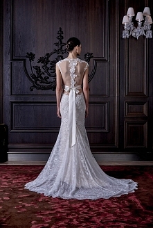 suknia ślubna z podłużnym wzorem na plecach