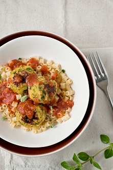 Chrupiące kotlety fasolowe z sosem marinara i makaronem