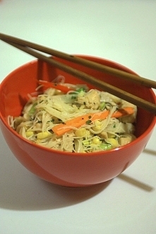 Sałatka z makaronem ryżowym