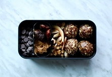 ThesDESSERT BOX
Bliss balls:
- 1 cup dates
- 1/2 cup cashews
- 1/2 cup pumpkin seeds

Add everything to a food processor and process until sticky enough to roll into balls. Stor...
