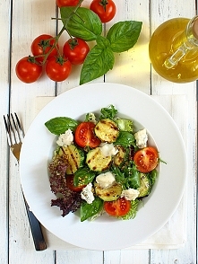 Sałatka z cukinii na gorąco i gorgonzoli z miodowym dressingiem