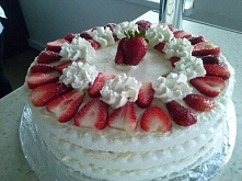 Tort bezowy z truskawkami