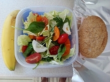 Mój dzisiejszy "lunchbox" ;)
Banan, grahamka i sałatka: 3 liście pekinki, garść liści szpinaku, trochę ogórka, kilka pomidorków koktajlowych, natka pietruszki + olej z...