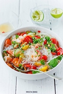 TAJSKA SAŁATKA Z KREWETKAMI, MAKARONEM RYŻOWYM I POMIDORKAMI KOKTAJLOWYMI

SKŁADNIKI

2 - 4 PORCJE:
100 g makaronu sojowego (cienkie żyłki) lub ryżowego
10 krewetek Black Tiger
...