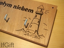 wieszak na drobiazgi z cytatem i latarnią