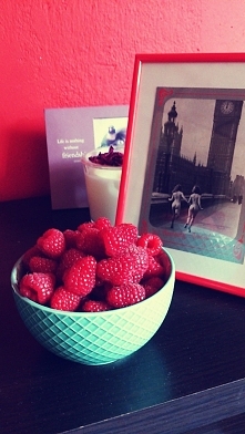 Smacznie, zdrowo, malinowo! 
Czasem trzeba sobie dogadzać.
Dziś na deser zagościły u mnie maliny. Nie dość że są pyszne, mają tylko 52kcal w 100g to są również żródłem magnezu, ...