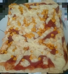 Bardzo szybka pizza, trzeba tylko czekać 30 minut aż ciasto wyrośnie :) Przepis wzięłam ze strony zajadam.pl :)