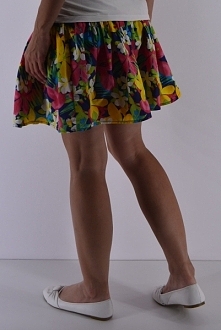 Zapraszamy na Nową Dostawę odzieży damskiej. Kwiecista spódniczka już dostępna.