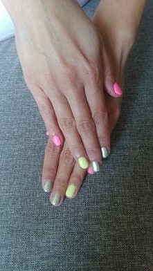 Semilac: 023 (Banana), 131 (Lovely Mickey) + efekt lustra ;-)