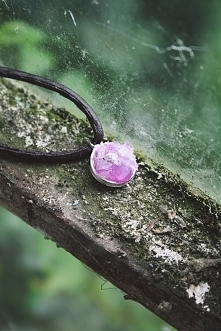 Sama tworzę biżuterię i szyję. Przedstawiam wam malutką próbkę moich prac. Aktualnie skupiam się na biżuterii, dlatego chciałam się powalić tym naszyjnikiem. :) Proszę was równi...