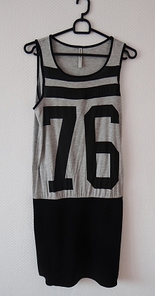 Stradivarius top z spódniczką sukienka
Sukienka - top połączony z spódniczką. Zakupiona w Warszawie. Stan idealny. Polecam! :)