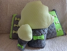 Zielono-szary zestaw poduszek ozdobnych.
W skład zestawu wchodzą dwie poduszki i dwie muffinki. Wszystko wykonane z miękkiego minky i dresówki. Dodatkowo każda z poduszek posiad...