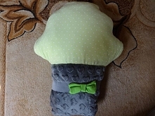 Zielono-szara muffinka, dla fanów słodyczy i nie tylko. Uszyta z miękkiego minky i dresówki. OZdobiona własnoręcznie uszytymi kokardami. Wypełniona kulką silikonową. Więcej na a...
