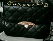 Kupiłam za 28 zł z przesyłką, mam ją już ponad rok i jedyne co się stało to pasek przy końcach się odkleił i musiałam po prostu związać ;) Ale jest cudowna i pakowna ;)