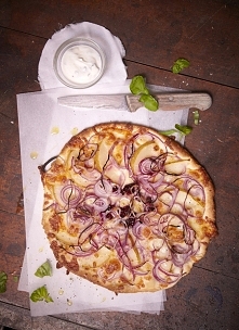 PIZZA Z CZERWONĄ CEBULĄ I GRUSZKĄ