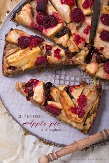 Bezglutenowe ciasto z jabłkami (apple pie) i malinami ze skórką cytrynową. Takie bezglutenowe Apple Pie z malinami na spodzie z mielonych migdałów i mąki kukurydzianej. Migdały ...