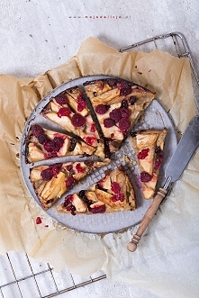 Bezglutenowe ciasto z jabłkami (apple pie) i malinami ze skórką cytrynową. Takie bezglutenowe Apple Pie z malinami na spodzie z mielonych migdałów i mąki kukurydzianej. Migdały ...