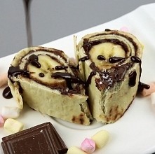 Składniki: 
- 1 placek do tortilli (badż naleśnik) 
- 2 łyżki nutelli 
- duża szczypta wiórek kokosowych
-  1 banan

Sposób przygotowania: 

1. Rozłóż placek tortilli i dokładni...