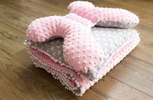 Zestaw: kołderka pikowana, poduszka jasiek, poduszka motylek. Wykonane z pluszu minky z haftem i bawełny we flamingi.