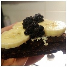 Na śniadanie omlet który pierwszy raz mi się nie rozleciał! 2jajka, 2łyżki mąki ryżowej, łyżka płatków owsianych, łyżka płatków jaglanych, łyżka kakao, łyżeczka cynamonu, wiórki...