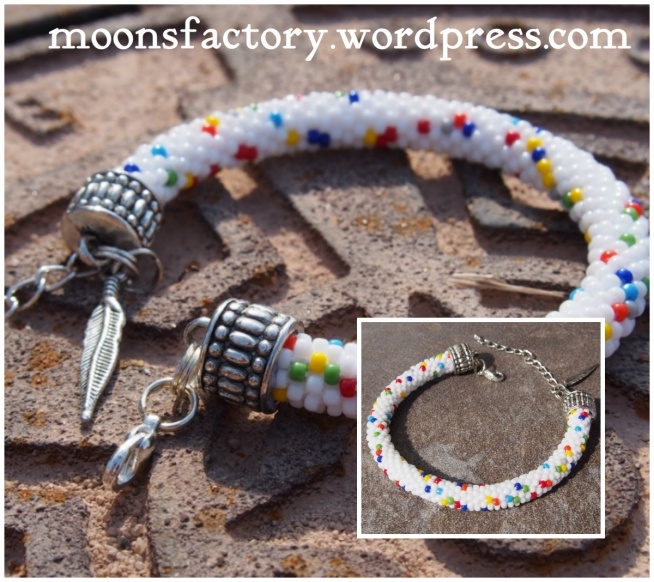 moonsfactory.wordpress.com

Ostatnie chwile lata! Piękna, pełna kolorów bransoletka na pewno pozwoli poczuć je jeszcze mocniej! Biżuteria wykonana ręcznie na szydełku z koralików toho.
Zapraszam do komentarzy oraz na blog!