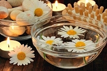 OLIWKA DO DEMAKIJAŻU. 
2 łyżki suszonych kwiatów rumianku zalej 100 ml oliwy z oliwek. Płyn podgrzej, przecedź i ostudź. Zwilżaj nim wacik i oczyszczaj twarz.