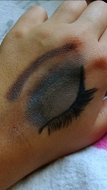 moje pierwsze oko wykonane zwykłymi cieniami,  w przyszłości chciałabym zostać wizażystką,  wiem że czeka mnie wiele pracy,  ale myślicie że coś z tego będzie czy jestem spalona...