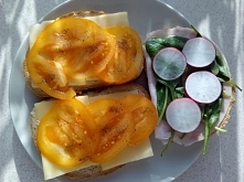 Kanapeczki zawsze ok! Żółte pomidorki własne, szpinak i rzodkiewka już nie...