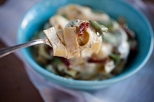 Makaron w wegańskim, kremowym sosie z nerkowców, z suszonymi pomidorami i bobem