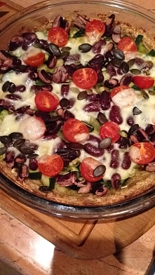 Pizza na owsianym spodzie z fasola, cukinia i tuńczykiem