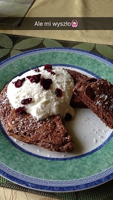 omlecik białkowo-tłuszczowy z kokosem. Jest tak naprawdę dwuskładnikowy SIEMIE LNIANE ZMIELONE + BIAŁKA jak ktoś lubi to dorzuca kakao i wychodzi ciemny mocno czekoladowy :D