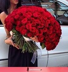 Taki bukiet to marzenie :) życzę każdej, aby dostała ogromny bukiet róż :* pozdrawiam wszystkie panie :)