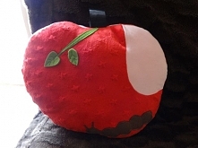 Czerwone jabłuszko.
Nadgryzione jabłuszko z łodygą i robaczkiem z filcu.
Wykonane z miękkiego materiału minky. Wszystko ręcznie szyte. Więcej na moim blogu aszir.blogspot.com