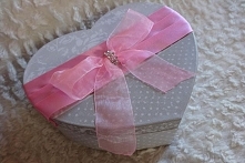 Prezent dla młodej Pary w Dniu Ślubu. Kartonowe serduszko ozdobione wstążką. W środku znajdują się różne drobiazgi. Więcej na aszir.blogspot.com