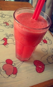 Na zdjęciu shake arbuzowy 
 link na przepis w komentarzu

 Zapraszam wszystkich do polubienia mojego fanpage Double fitness ( link w komentarzu), dla tych którzy chcą jeść zdrow...