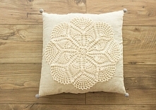 Poduszka dekoracyjna z szydełkową aplikacją.